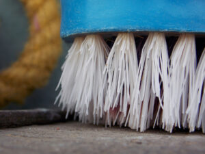 Bürste zur Fugenreinigung im Badezimmer