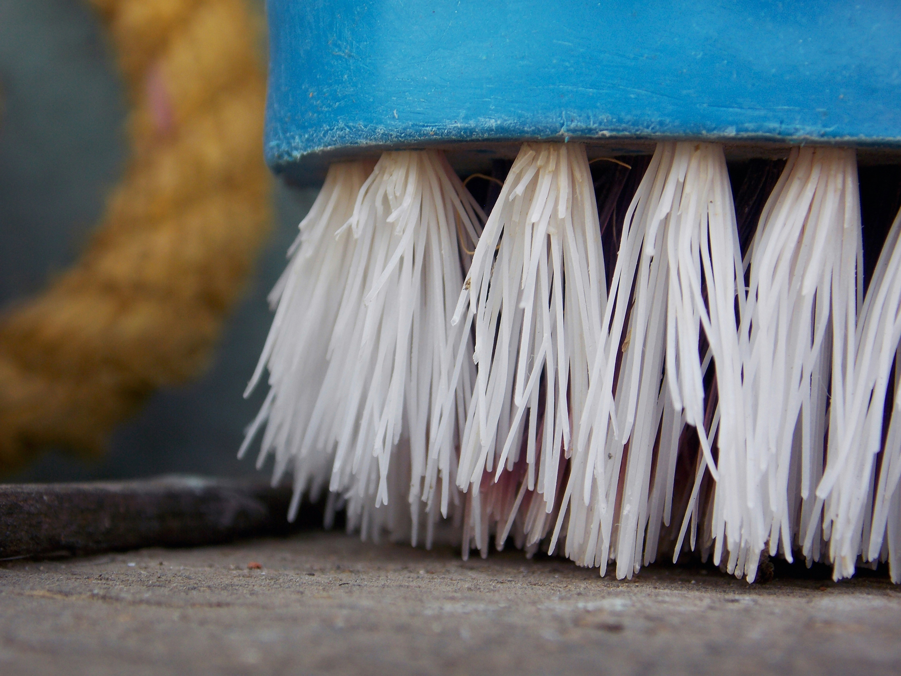 Bürste zur Fugenreinigung im Badezimmer