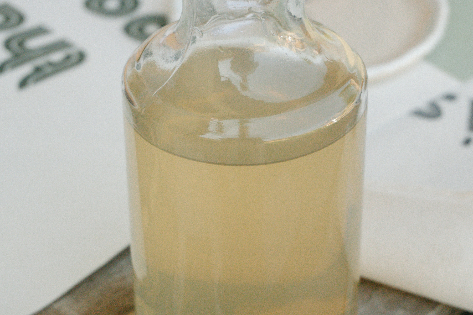 Flasche weißen Essigs auf Küchentheke