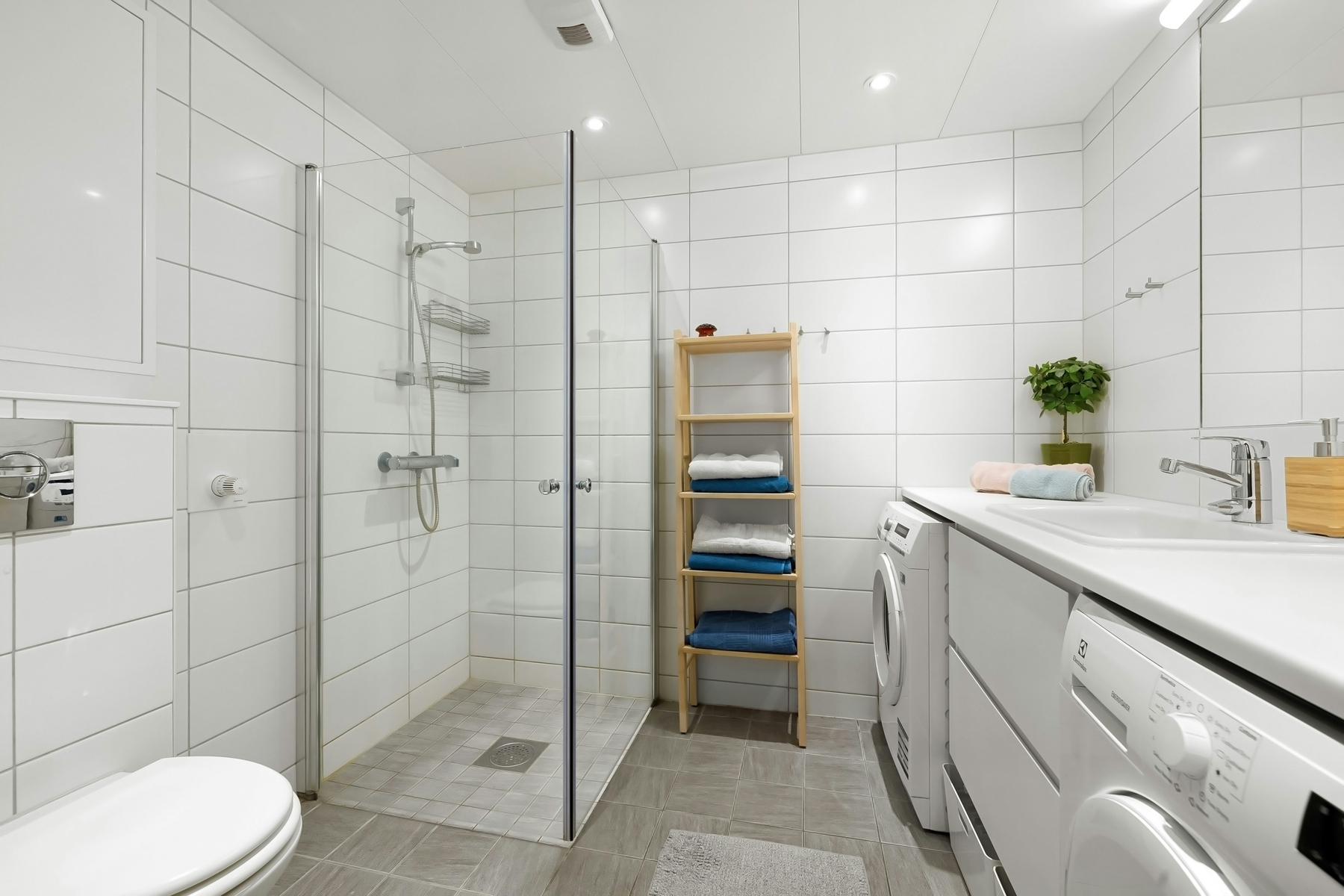Alte Fliesenfugen im Badezimmer vor der Entscheidung