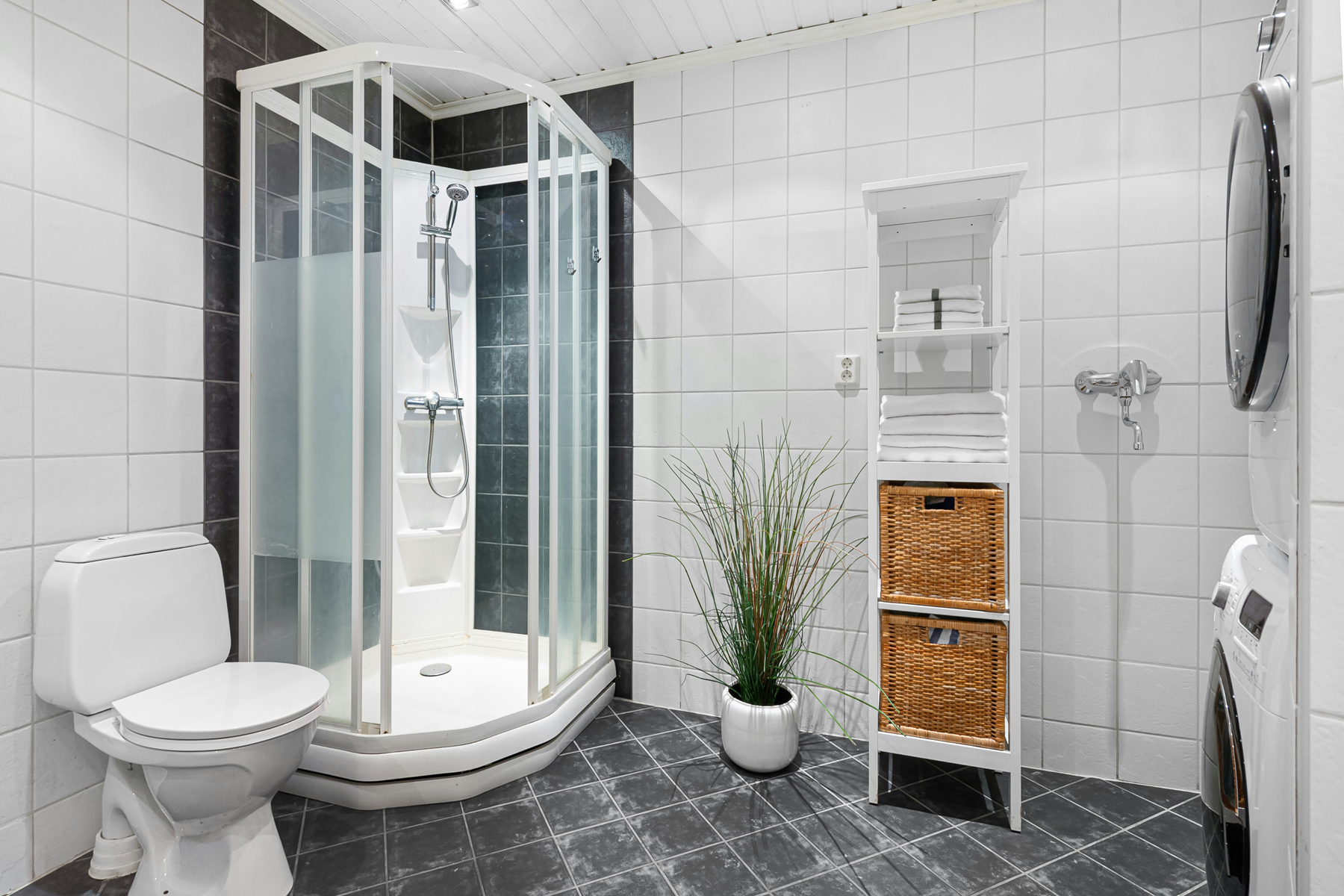 Fugenreinigung im Badezimmer mit Bürste