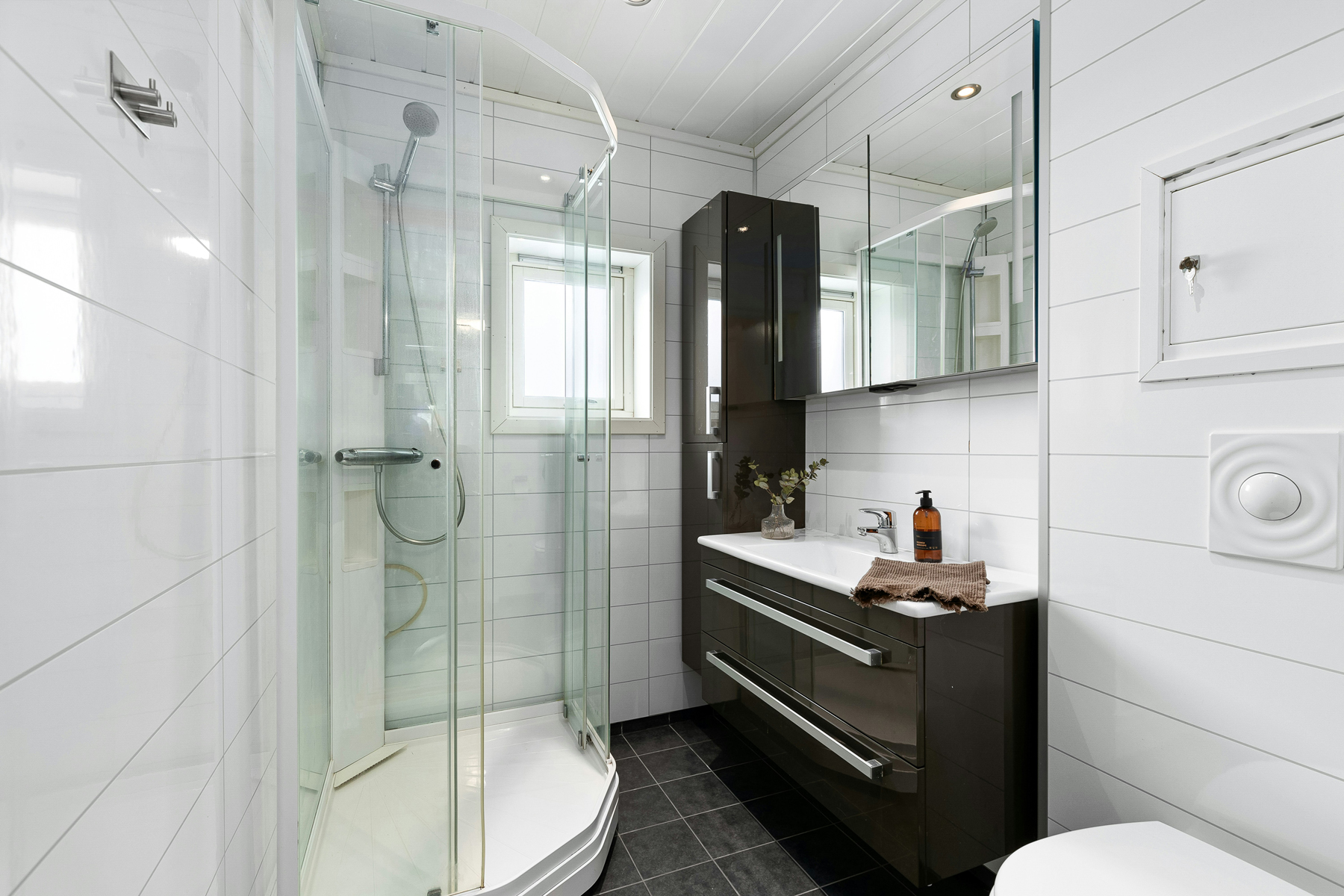 Helle Fliesenfugen im sauberen Badezimmer