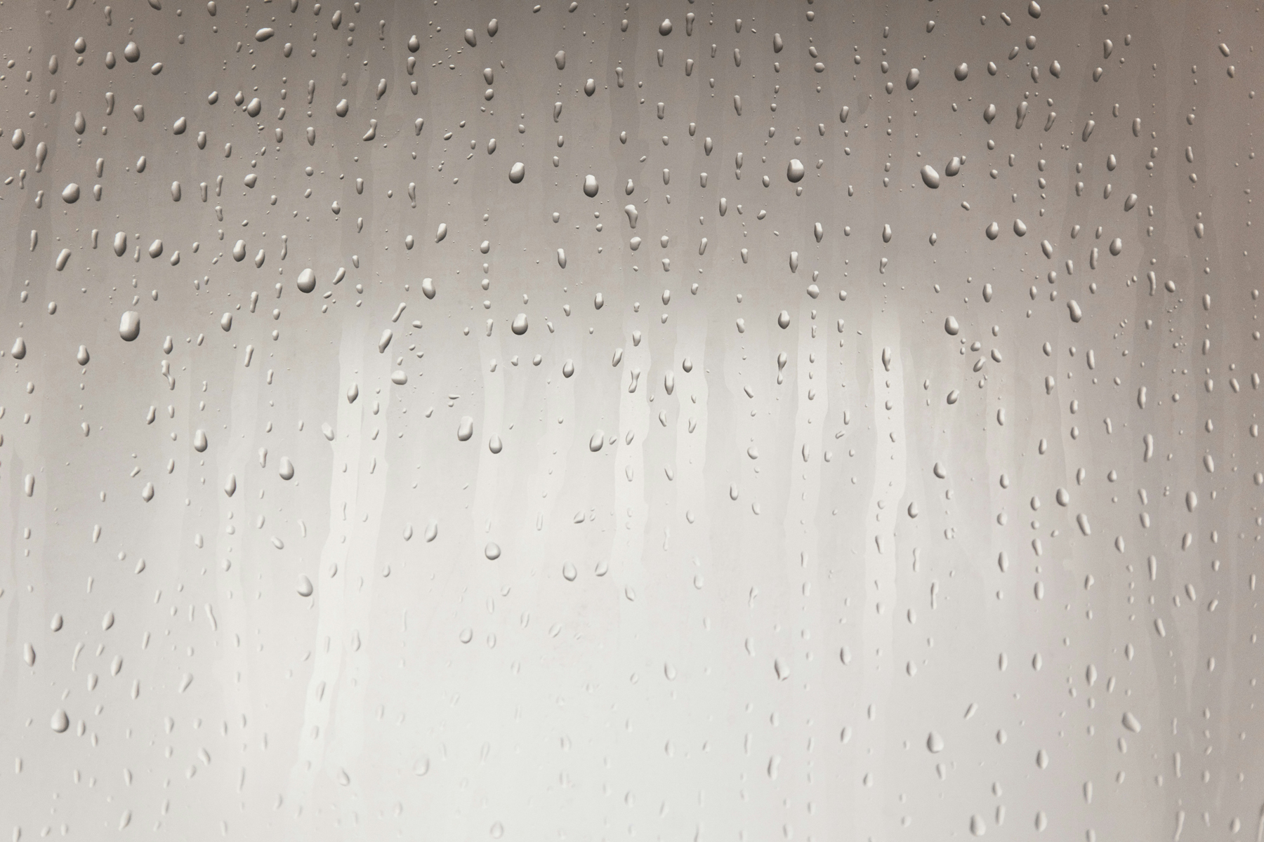 Wassertropfen an Duschkabine nach dem Duschen