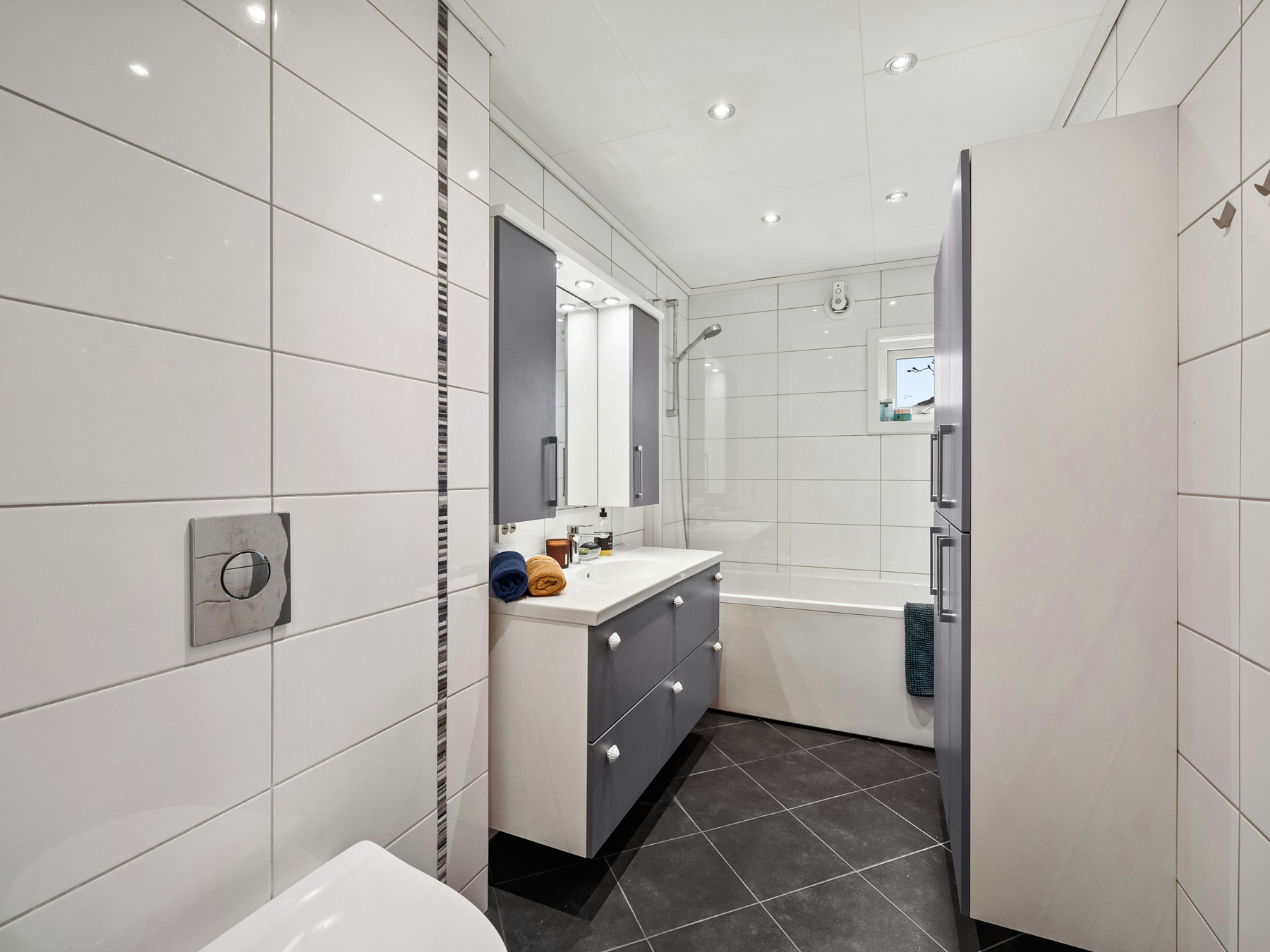 Stark verschmutzte Fliesenfugen vor der Reinigung