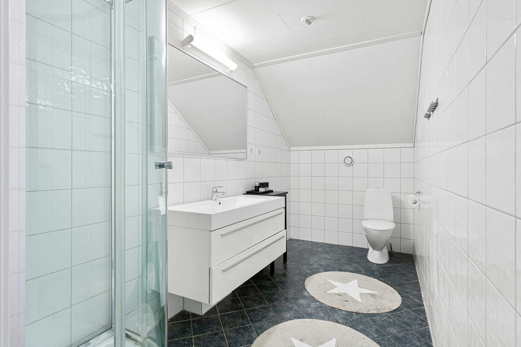 Regelmäßige Reinigung von Fliesenfugen im Badezimmer